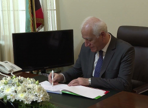 Նախագահ Վահագն Խաչատուրյանը գրառում է կատարել Հայաստանում Քուվեյթի դեսպանատանը բացված սգո մատյանում