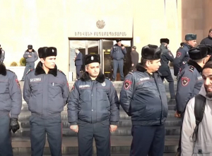 Բողոքի ակցիա քաղաքապետարանի դիմաց. ոստիկանները շրջափակել են շենքը