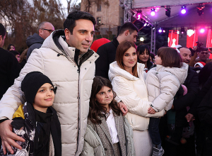 Տոնական տրամադրություն Ազգային ժողովի այգում (լուսանկարներ)