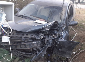 «Toyota»-ն դուրս է եկել ճանապարհի երթևեկելի հատվածից և բախվել էլեկտրական սյանը