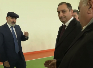 Премьер-министр отметил ряд недостатков в строящемся спортзале школы посёлка Арагац