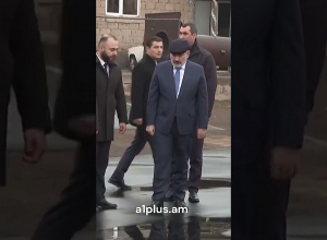 Это нормально, что тут такая вода? Премьер-министр наступил в лужи