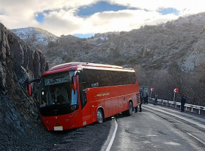 Ավտոբուսը դուրս է եկել ճանապարհի երթևեկելի հատվածից և արգելափակվել ճամփեզրյա սելավատարում