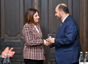 Արայիկ Հարությունյանն Անահիտ Ավանեսյանին ոսկե մեդալով է պարգևատրել