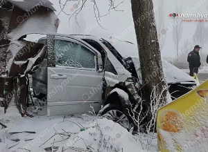 Մերկասառույցի պատճառով Mercedes-ը բախվել է սննդի կետի սառնարանին, ցուցանակին, ապա՝ ծառին․ կան վիրավորներ