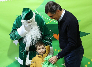 Генеральный директор Ucom Ральф Йирикян вручил новогодние подарки маленьким арцахцам, вынужденно переехавшим из Арцаха и ныне проживающим в Тавуше и Вайоц Дзоре