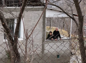 Ա՛յ բալա, բա ամոթ չի՞ ծակ շոր հագնես. Ալիտա տատը՝ ջահելներին