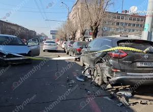 Երեւանում Mercedes-ը բախվել է Nissan Murano-ին, վերջինն էլ Toyota-ին, Toyota-ն էլ Nissan-ին. կա վիրավոր