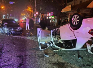 Բաղրամյան պողոտայում բախվել են մեքենաներ․ մեկը կողաշրջվել է