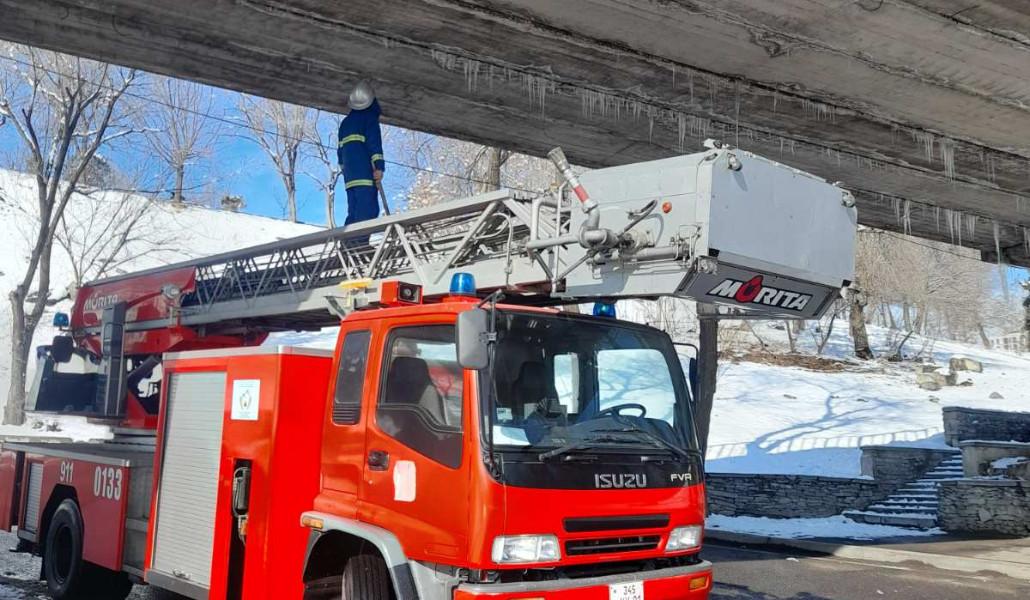 Փրկարարներն իրականացնում են սառցալեզվակների հեռացման աշխատանքներ 3