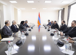 На встрече с Камалем Харази Мирзоян высоко оценил положительную позицию Ирана относительно ключевых принципов проекта «Перекрёсток мира»