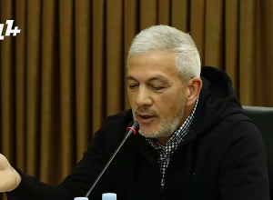 Один человек, не посоветовавшись со специалистами, не может принять подобное решение: архитектор