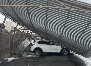 Ավտոլվացման կետերից մեկի տանիքի ծածկը ընկել է ավտոմեքենայի վրա