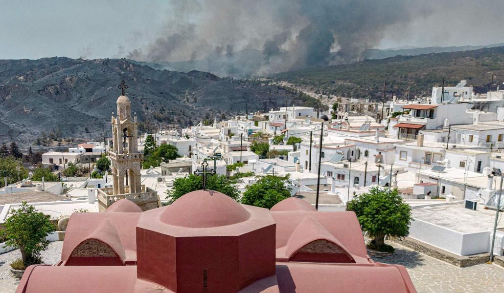 2023-07-26T130703Z_788635157_RC20B2AKQSDL_RTRMADP_3_EUROPE-WEATHER-GREECE-WILDFIRE.JPG