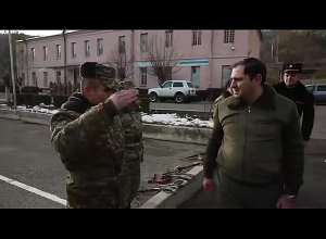 Сурен Папикян посетил воинские части и ознакомился с условиями жизни и размещения частей
