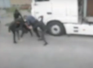 Դուրս են հրավիրել բնակիչներից մեկին, բազմաթիվ հարվածներ հասցրել նրան, հնչեցրել սեռական բնույթի հայհոյանքներ