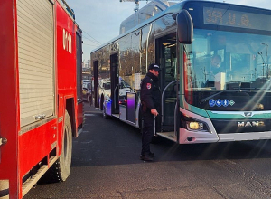 Երևանում բախվել են թիվ 35 երթուղին սպասարկող MAN ավտոբուսն ու Opel-ը. կան վիրավորներ