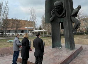 ԱՄՆ-ի ու Մեծ Բրիտանիայի դեսպանները ծաղիկներ են խոնարհել Եղիշե Չարենցի հուշարձանին՝ ի հիշատակ Ալեքսեյ Նավալնիի