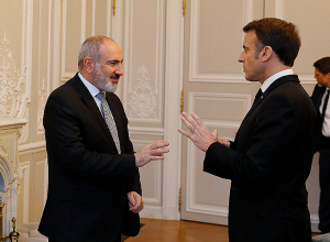 От имени Эммануэля и Бриджит Макрон в честь премьер-министра Никола Пашиняна и его супруги был дан официальный ужин