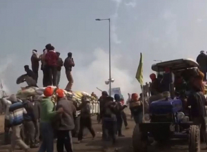 Протестующие индийские фермеры сбивают полицейские дроны воздушными змеями