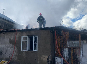 Վանաձորում այրվել է բնակելի տան տանիք