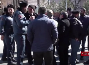 Ընչի խոպանը մեր պապական արհե՞ստն է. Գյումրիում կրքերը չեն հանդարտվում