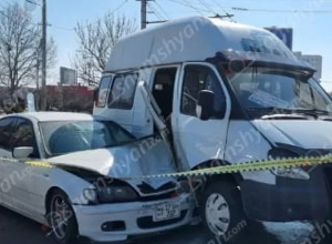 Երևանում BMW-ն մխրճվել է Երևան-Ապարան երթուղու ГАЗель-ի մեջ. կան վիրավորներ