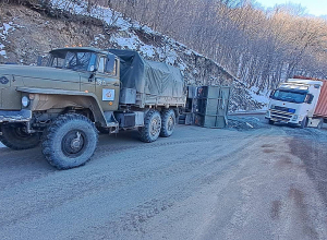 Վերին Խոտանան-Աղվանի ճանապարհին խճաքարերով բարձված բեռնատարը կողաշրջվել է