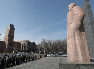 Հայ Ազգային Կոնգրեսը քայլերթով  գնում է Մյասնիկյանի արձանին հարող հրապարակ