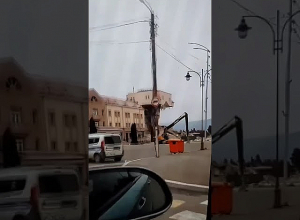 Ադրբեջանցիները քանդում են Ստեփանակերտում Արցախի խորհրդարանի շենքը