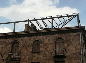 Վանաձորի հին բնակֆոնդի բազմաբնակարան շենքի տանիքում լայն թափով շինարարական աշխատանքներ են ընթանում