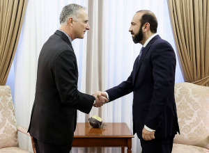 Арарат Мирзоян и Луис Боно коснулись процесса нормализации отношений между Арменией и Азербайджаном