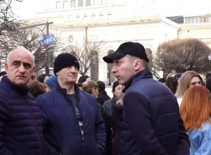 Նուրբ օրգանական քիմիայի ինստիտուտի աշխատակիցների բողոքի ակցիան Կառավարության շենքի մոտ