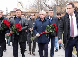 Серж Саркисян и другие члены РПА возложили цветы к могиле Андраника Маргаряна