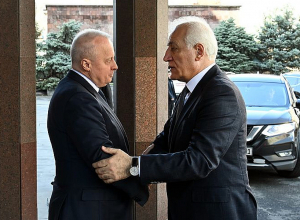 Ваагн Хачатурян посетил посольство России в Армении