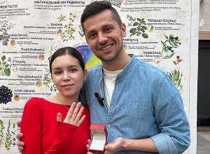 Ռուս զբոսաշրջիկն ամուսնության առաջարկ արեց՝ մատանին թաքցնելով ժենգյալով հացի մեջ (լուսանկարներ)