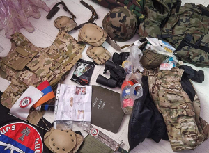 Ոստիկանության Նոր-Նորքի բաժնում ահաբեկչության դեպքով վարույթի շրջանակում խուզարկություններով հայտնաբերվել են զենք-զինամթերք, սխեմաներ, փաստաթղթեր