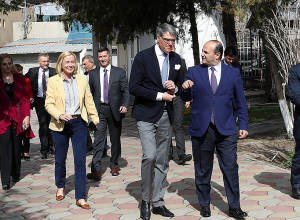 Սարգիս Իզմիրլյանը, նախարար Մկրտչյանի ուղեկցությամբ, այցելել է Մարի Իզմիրլյանի անվան մանկատուն