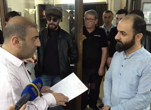 «Գոյ»-ի աշխատակիցները մուտք են գործում թատրոն․ Ուղիղ