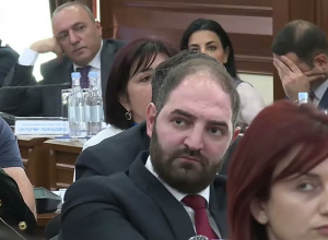 Считайте меня глухим, чтобы услышать вашу ложь, манипуляции на 180 градусов։ Авинян