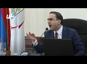 Что за холера, что за собака, бьётся головой о стену: в Совете старейшин жарко