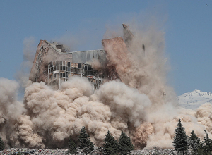 Как взорвали бывшее здание Минобороны