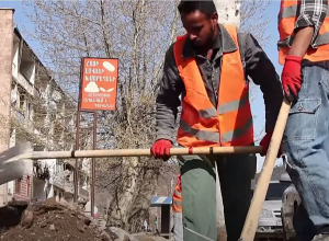 Կապանը լուսանկարող հնդիկ բանվորը