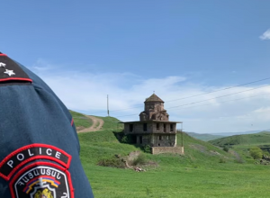 Ոստիկանները թույլ տվեցին բարձրանալ Ոսկեպարի եկեղեցի