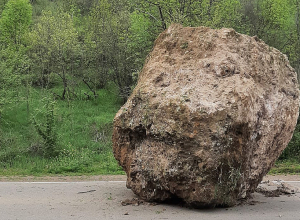 Մ-2-ի՝ Նորաշենիկ բնակավայրով անցնող ճանապարհին ընկած հսկայական քարը դուրս բերվեց