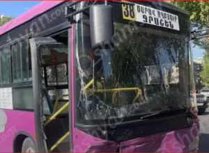 Երևանում բախվել են 38 երթուղու ավտոբուսն ու «Toyota»-ն. կա վիրավոր