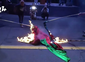 На площади сожгли флаги Турции и Азербайджана