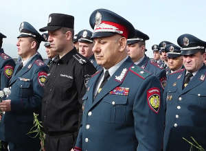 Сотрудники МВД отдают дань уважения в Цицернакаберде