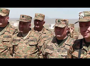 Участники командного совещания следили за демонстрационными учениями с новыми подходами