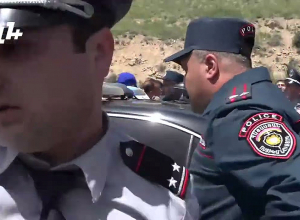 Ոստիկանները ուժ կիրառեցին, բացեցին ճանապարհը